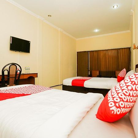 Oyo 1652 Hotel Tampiarto Probolinggo Exterior foto