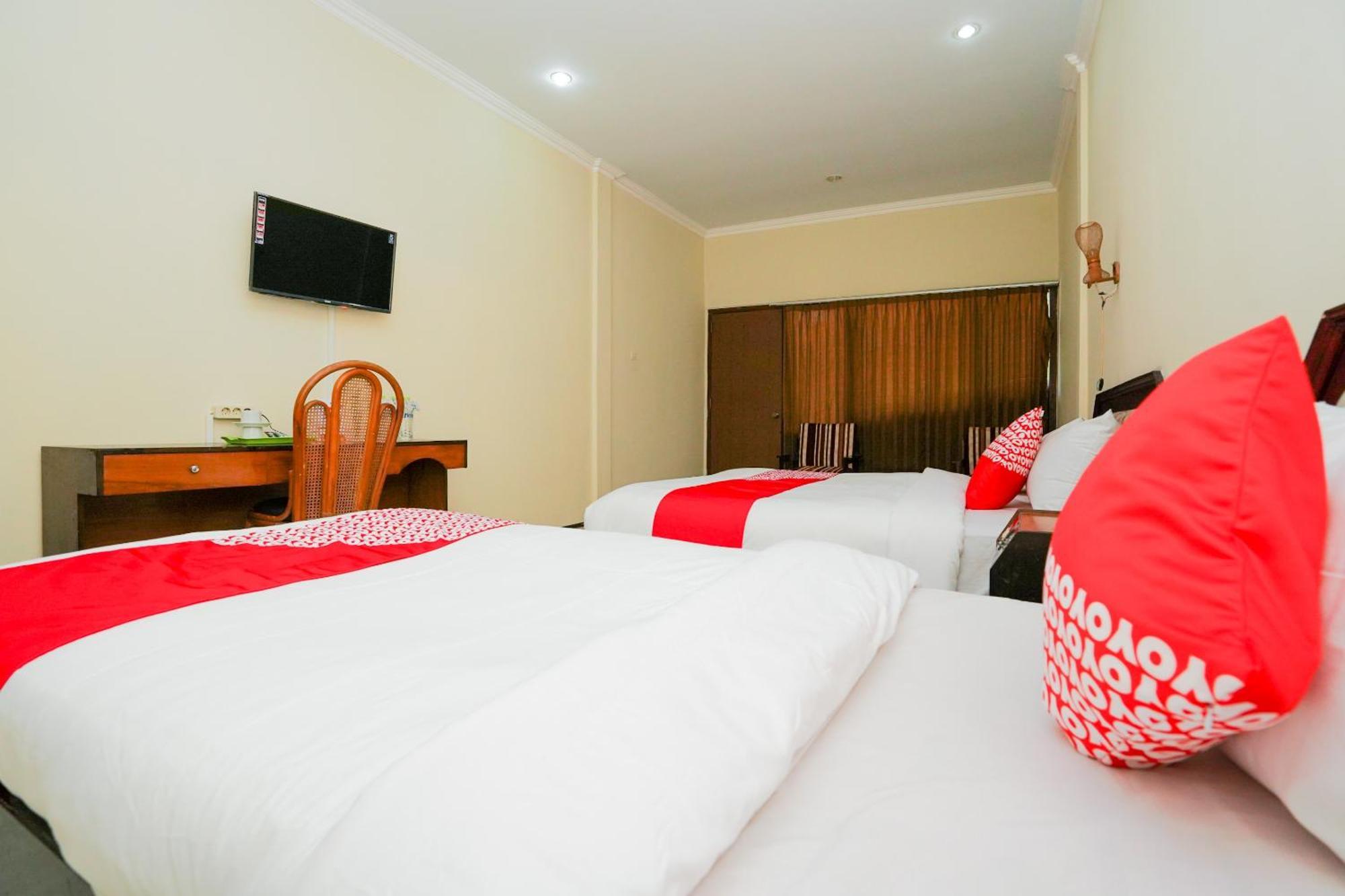 Oyo 1652 Hotel Tampiarto Probolinggo Exterior foto