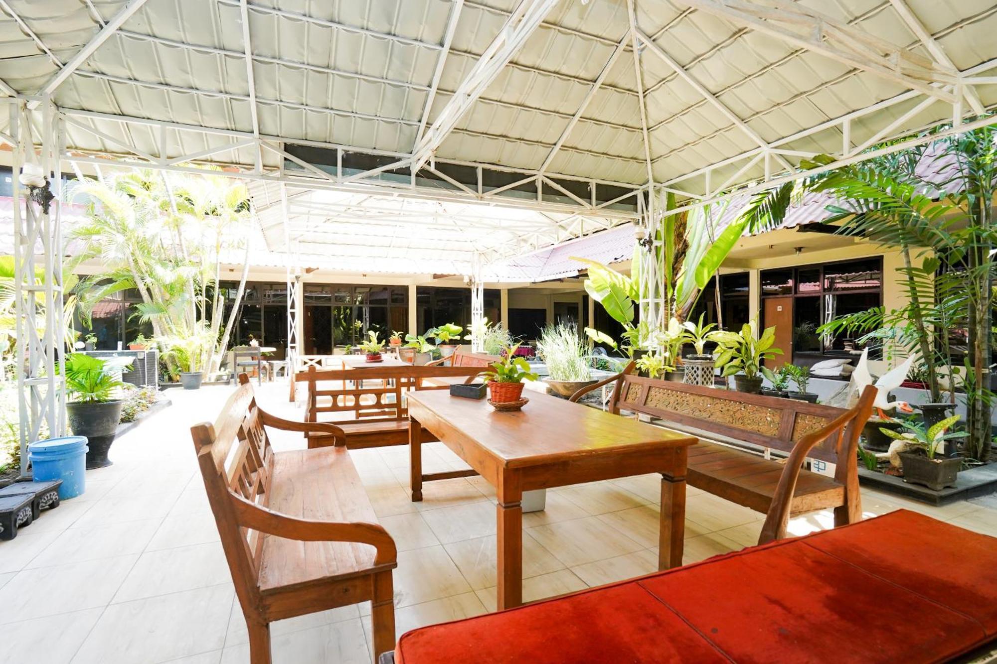 Oyo 1652 Hotel Tampiarto Probolinggo Exterior foto